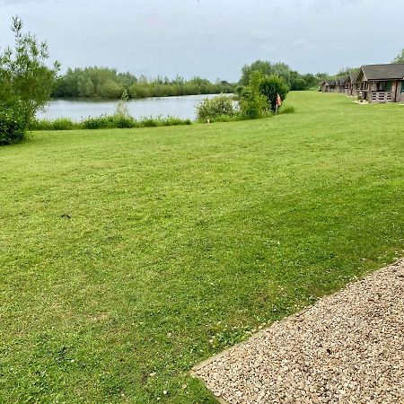 Reeds Lodge, Lake Pochard サウス・サーニー エクステリア 写真