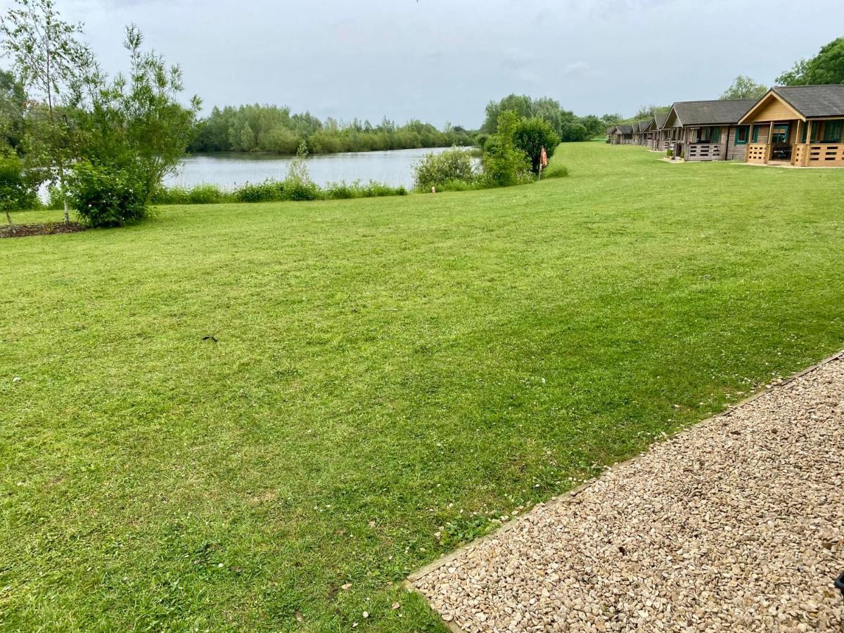 Reeds Lodge, Lake Pochard サウス・サーニー エクステリア 写真